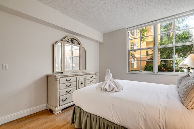 Building Photo - 19601 E Country Club Dr