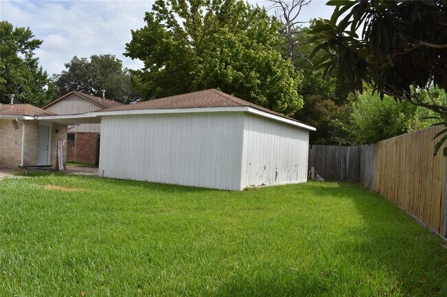 Building Photo - 10427 Huntington Wood Dr