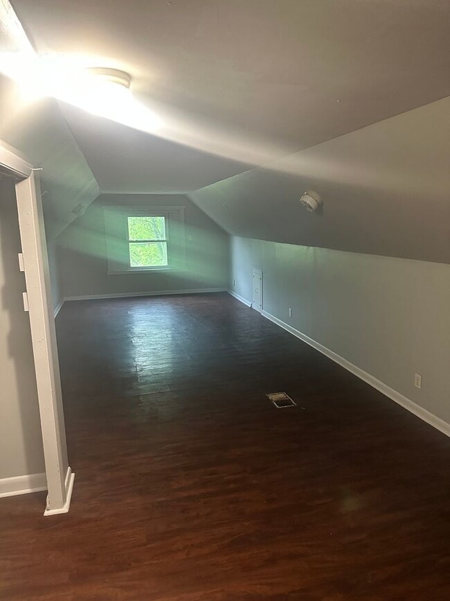 Building Photo - 3 bedroom single family home