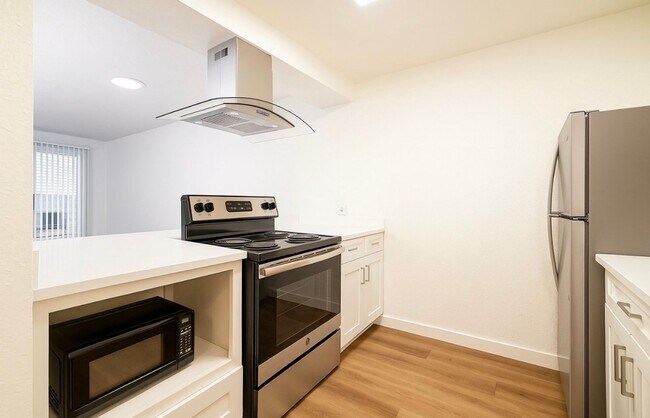 Building Photo - 4 Weeks FREE Rent | 1 Bedroom Apartment in Everett WA | Near Boeing & Naval Station | Covered Par...