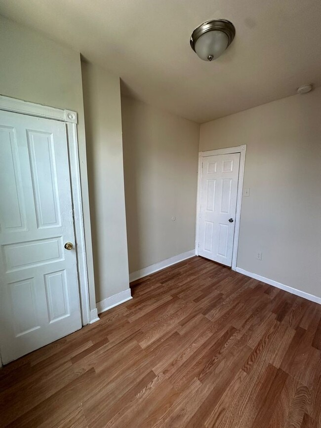 Building Photo - 3 BED 1 BATH HOME FOR RENT