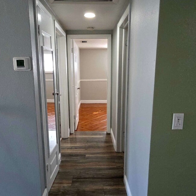 Building Photo - This gorgeous 2/1 house has been remodeled gourmet chef's kitchen, shaker cabinets, granite count...