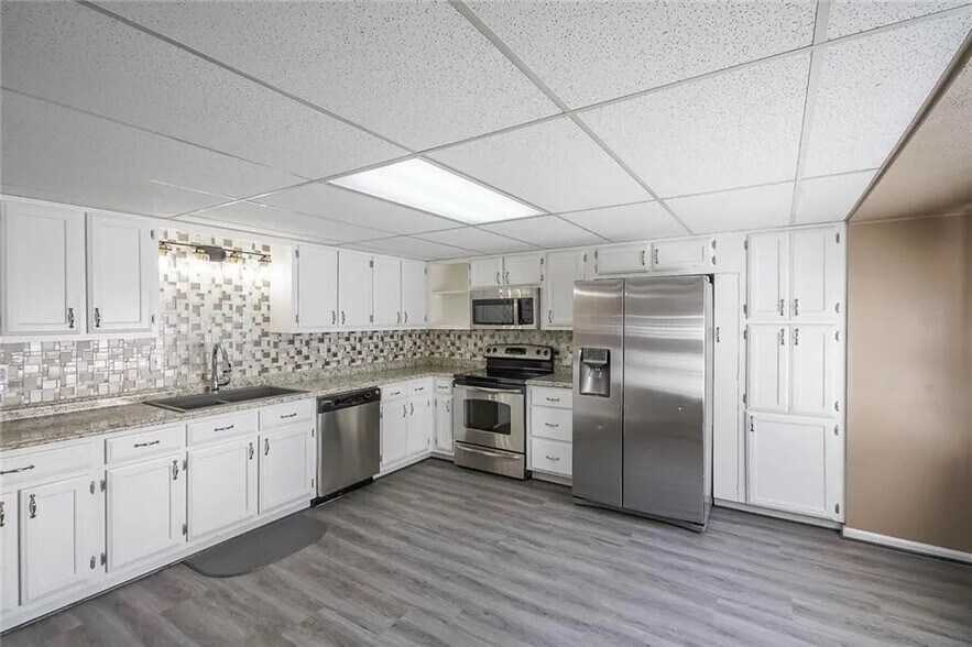 Building Photo - Room in Single Family Home on Azalea Dr