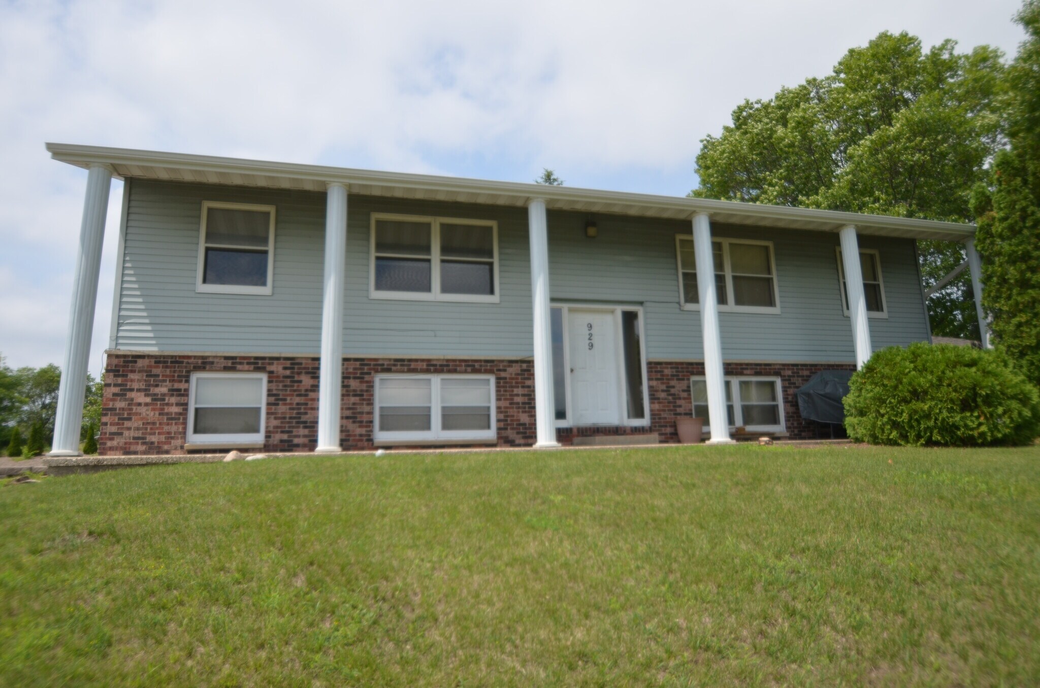 Building Photo - 929 East Ave N