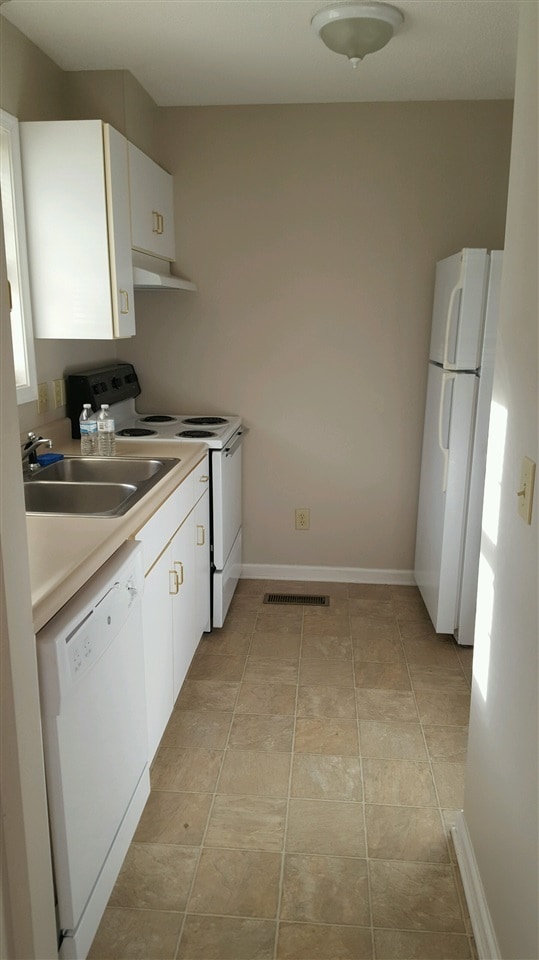 Building Photo - 1131 Robin Hood Ct