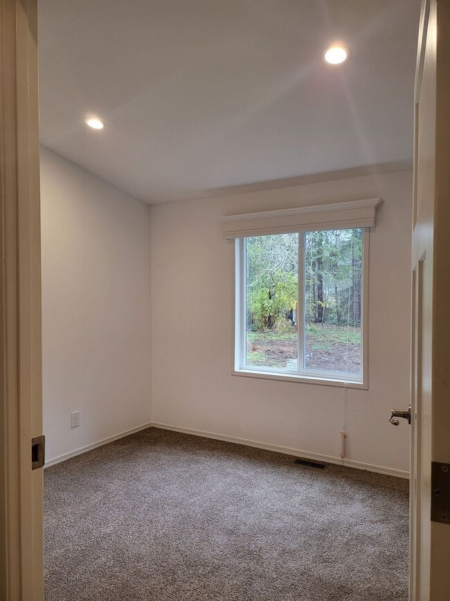 Building Photo - Beautiful 3 Bed 2 Bath House!