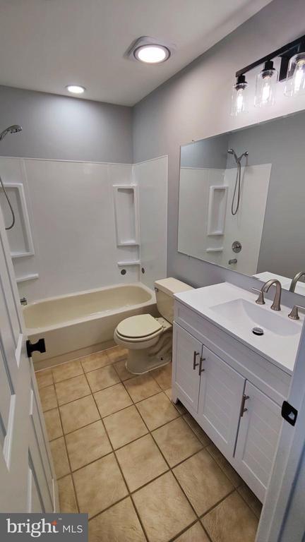 Building Photo - 151 Steeplechase Ct
