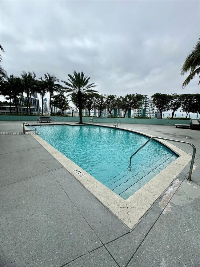 Building Photo - 1900 N Bayshore Dr