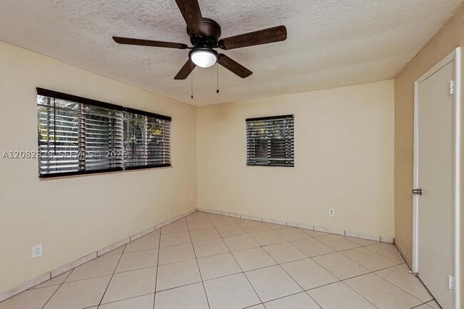 Building Photo - 623 W 63rd Dr