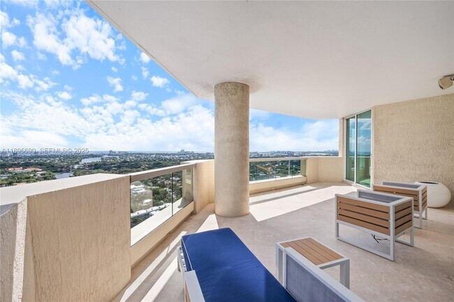 Building Photo - 411 N New River Dr E