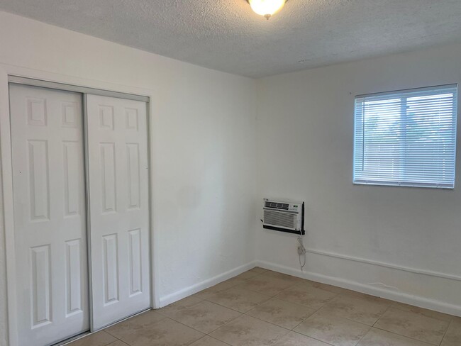 Building Photo - 2 Bedrooms in Hallandale Beach