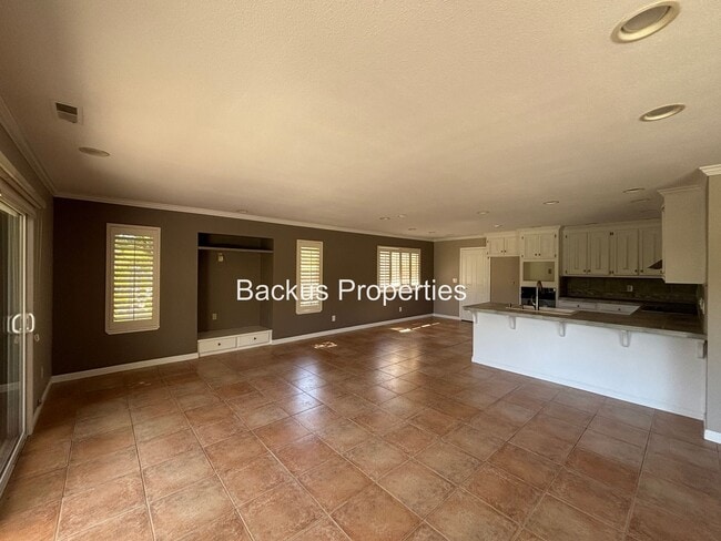 Building Photo - Wonderful property on large acre lot on Ta...