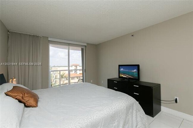 Building Photo - 8855 Collins Ave