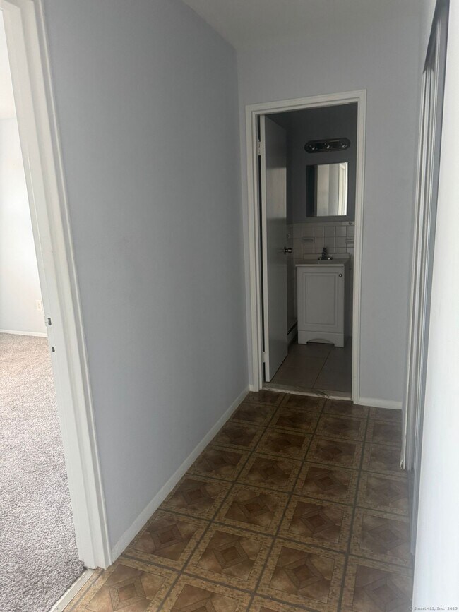 Building Photo - 217 Hollister Ave