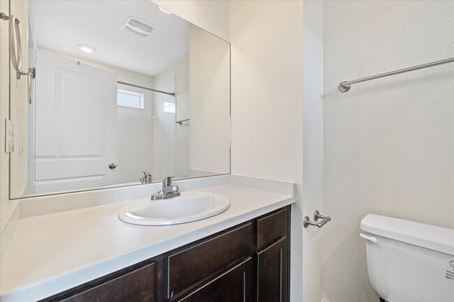 Building Photo - Beautiful, updated 3 bedroom townhome!