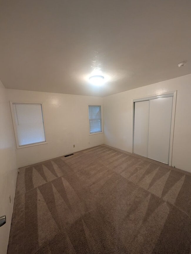 Building Photo - Great 4 bedroom 2 bath home