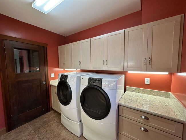 Laundry Room - 5007 Raymond Pl