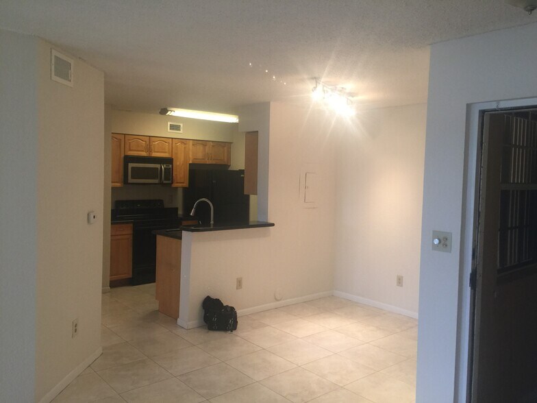 Building Photo - 2880 N Oakland Forest Dr