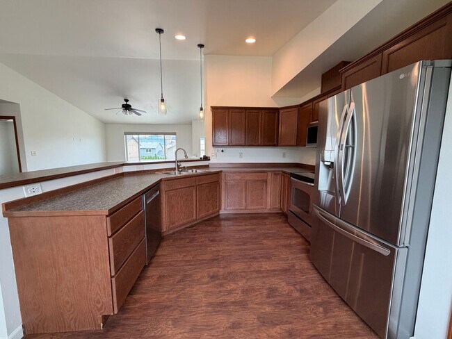 Building Photo - Now renting 4 bedroom House