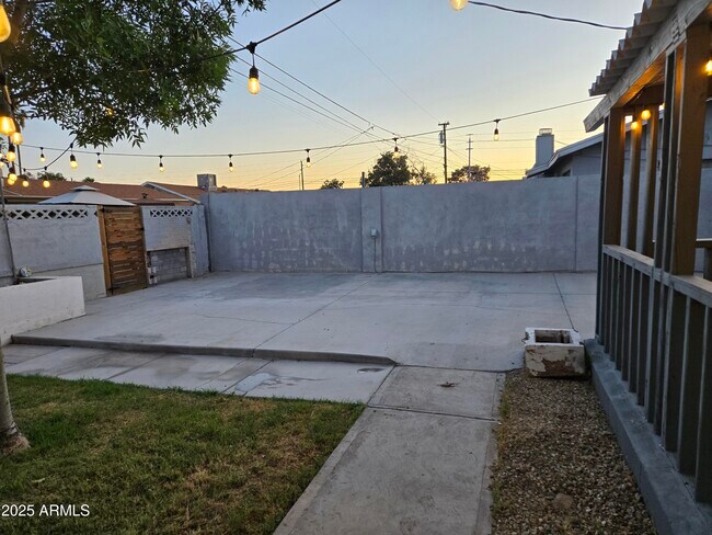 Building Photo - 3039 W Bloomfield Rd