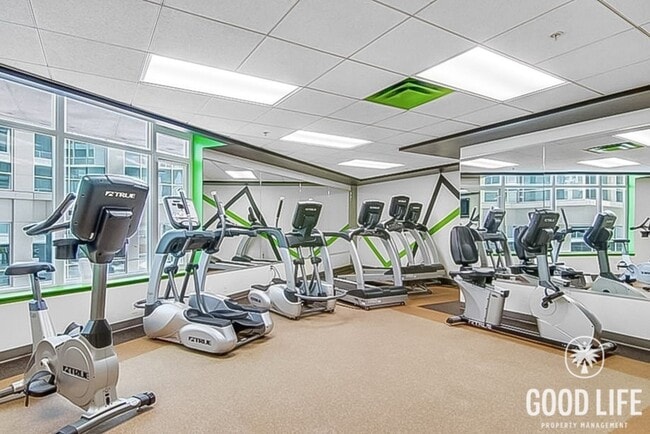 Building Photo - Gorgeous Studio W/ W/D, A/C, Balcony, Rooftop Deck, Gym, Jacuzzi with City views!!