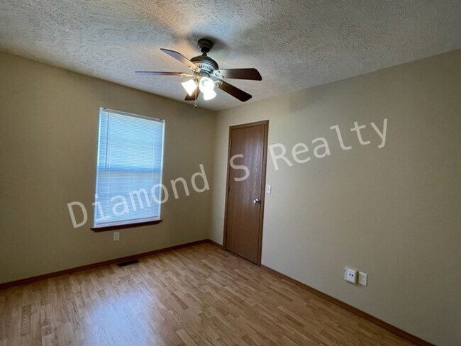 Building Photo - Cute 2 Bed Duplex Available Now - 2 bed, 2 bath, 1 car garage!