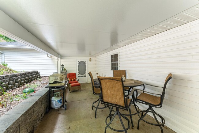 Building Photo - 519 Country Oaks Dr