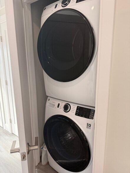 Building Photo - 206 Old Colony Ave