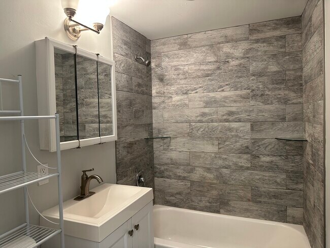 Building Photo - 27 Russell Ave