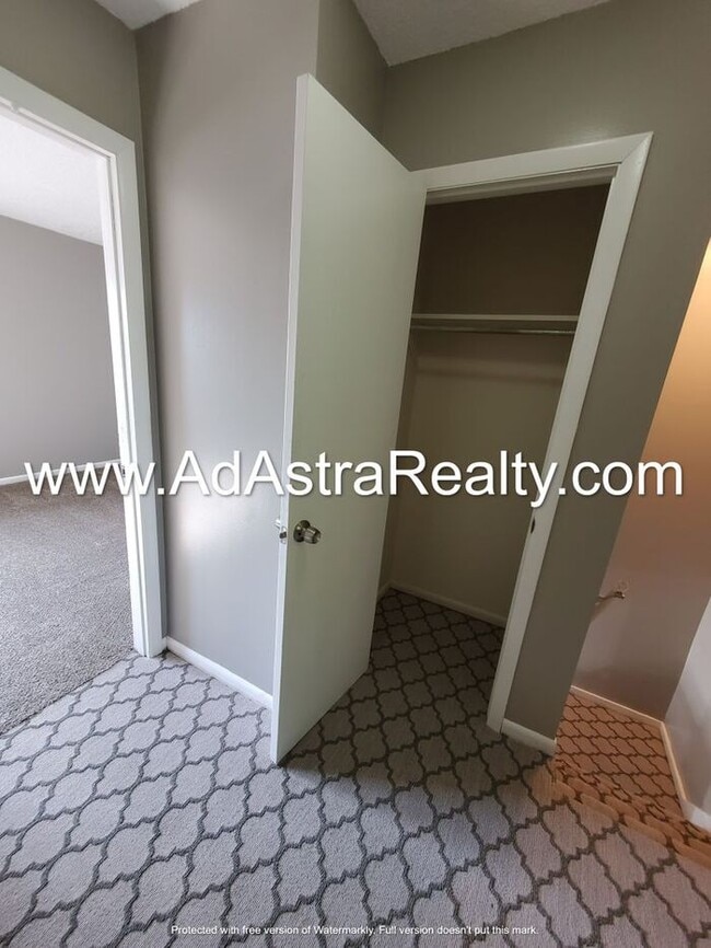 Building Photo - Spacious and Affordable Olathe Townhome-Av...