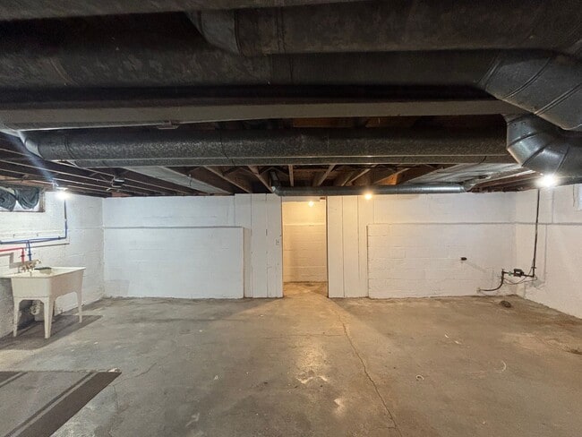 Building Photo - 3 Bedroom 1.5 Bath House - Parking/Laundry Hook-Ups!