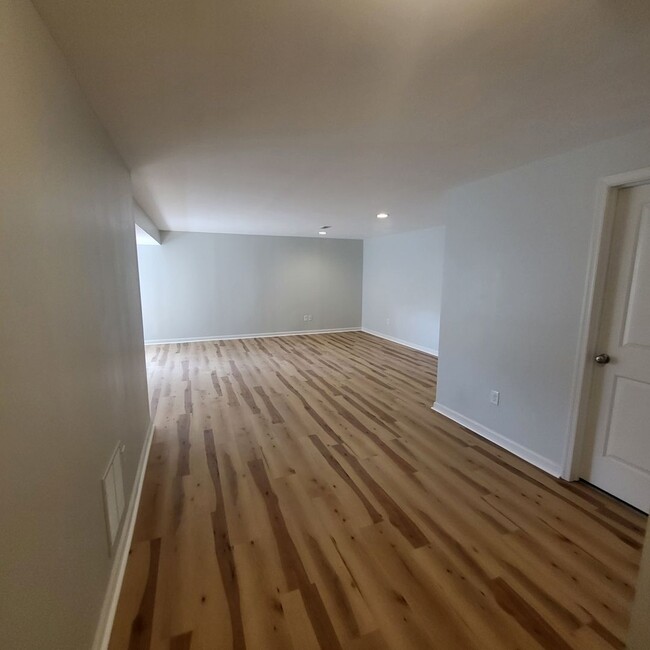 Building Photo - End unit townhome in Newark - 4 bedrooms, ...