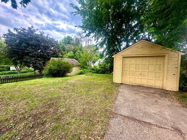 Building Photo - Charming 3 Bedroom Single Family Home Available Now!!