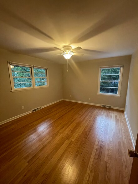 Primary bedroom with ensuite bathroom - 2112 Kilburn Rd