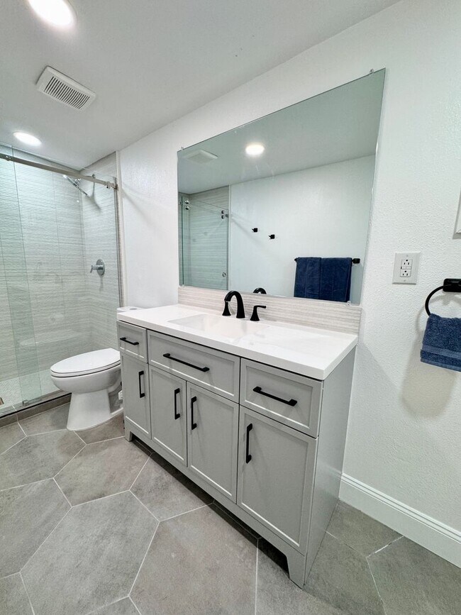 Building Photo - Fully Furnished Down Town Clermont Short T...