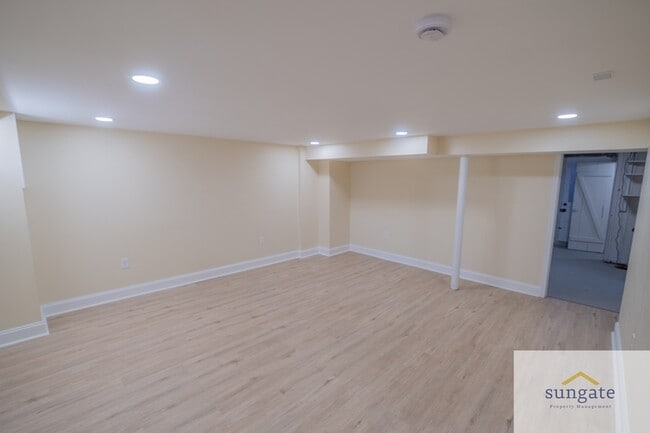 Building Photo - 1444 Meridene Dr