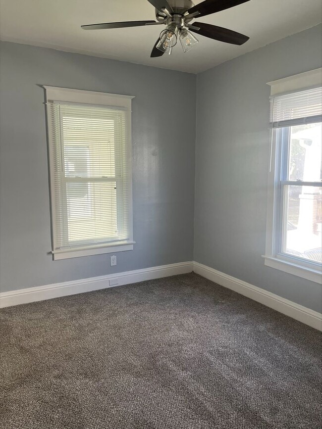 Building Photo - Adorable updated home in Moline!