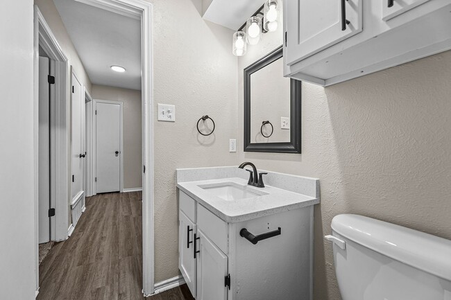 Building Photo - Our Renovated 2 Bedroom, 1 Bath is Waiting for You to Come Home in Waxahachie!