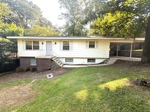 Building Photo - **5 Bedroom 3 bath located in Forest Hills...