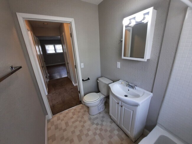 Building Photo - 2 bedroom, 1 bathroom home on large corner...