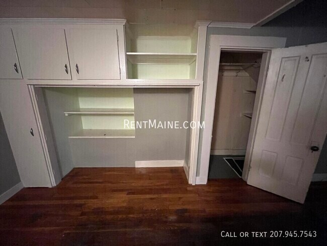 Building Photo - 200 Center St