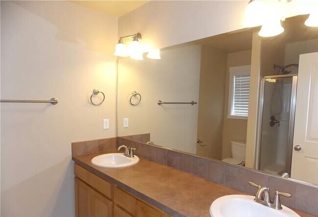 Building Photo - 3 bedroom town home in perfect location