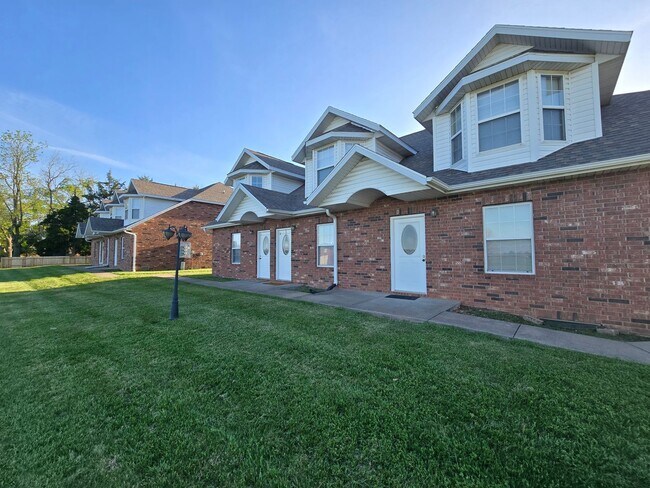 Building Photo - Capri Townhomes