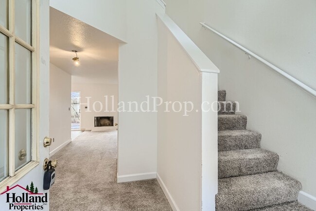 Building Photo - COming Soon! Charming & Convenient Living in Southeast Portland!