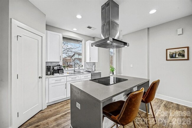 Building Photo - 840 E 18th St