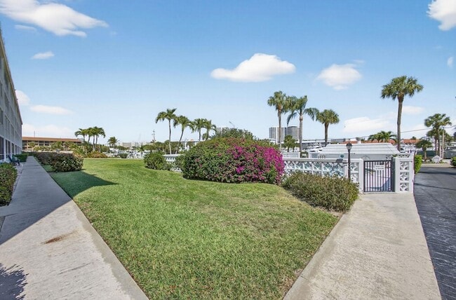 Building Photo - 907 Marina Dr