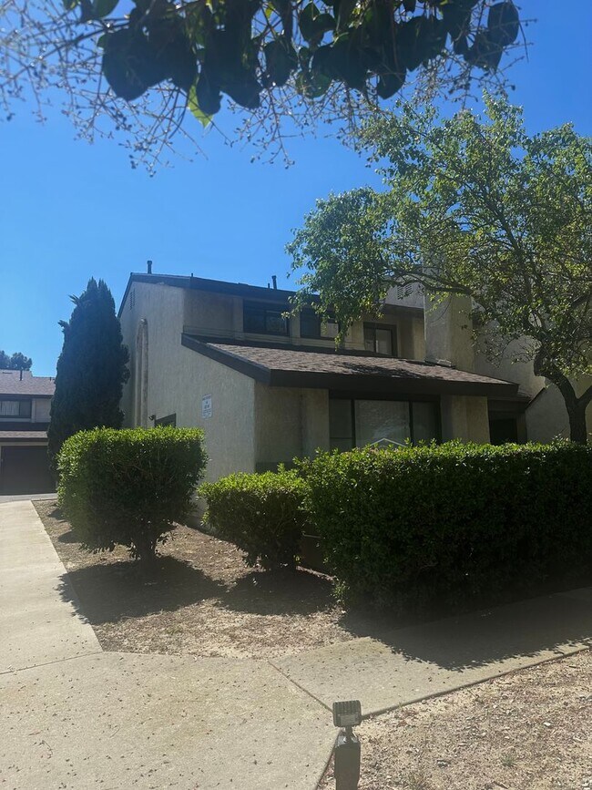 Building Photo - 1314 W Apricot Ave