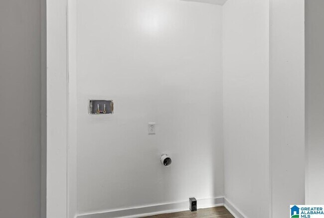 Building Photo - 1310 Steiner Ave SW