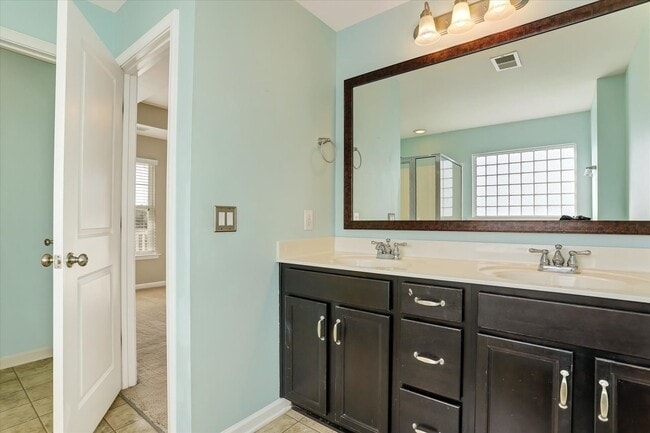 Building Photo - Cute 3 bedroom 2 bath