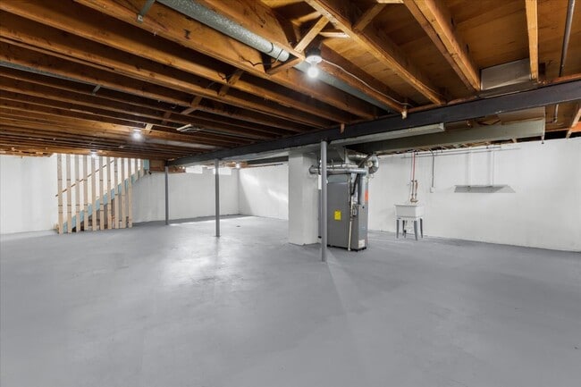 Building Photo - 153 Ross St